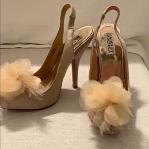 Badgley mischka pumps w tulle & fearher appliqué